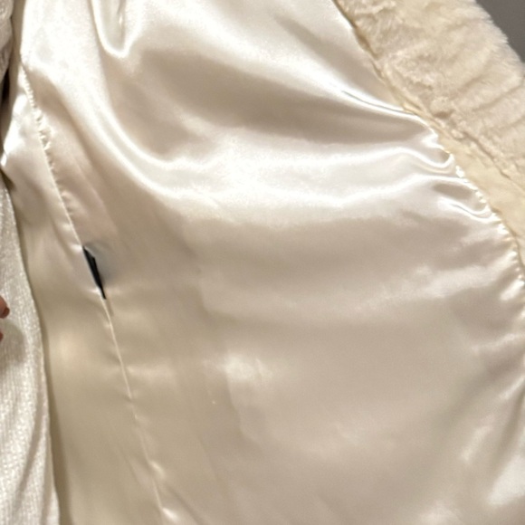 Incognita Elegant Cream Faux Fur Coat Size Medium - Picture 3 of 4